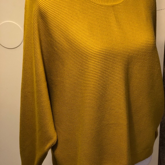 Cropped Ribbed Sweater - Picture 3 of 4